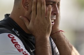 Ronaldo passa protetor solar durante o treino do Corinthians realizado esta manh no CT Joaquim Grava, no Parque Ecolgico do Tiete. O prximo jogo da equipe ser amanh, domingo, dia 05/12, contra o Goias/GO, no estdio Serra Dourada, pela 38. a rodada do Campeonato Brasileiro de 2010