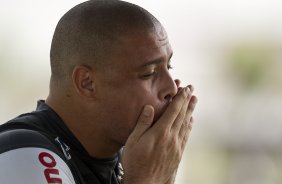 Ronaldo passa protetor solar durante o treino do Corinthians realizado esta manh no CT Joaquim Grava, no Parque Ecolgico do Tiete. O prximo jogo da equipe ser amanh, domingo, dia 05/12, contra o Goias/GO, no estdio Serra Dourada, pela 38. a rodada do Campeonato Brasileiro de 2010