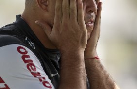Ronaldo passa protetor solar durante o treino do Corinthians realizado esta manh no CT Joaquim Grava, no Parque Ecolgico do Tiete. O prximo jogo da equipe ser amanh, domingo, dia 05/12, contra o Goias/GO, no estdio Serra Dourada, pela 38. a rodada do Campeonato Brasileiro de 2010