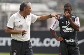 Tite e Jucilei durante o treino do Corinthians realizado esta manh no CT Joaquim Grava, no Parque Ecolgico do Tiete. O prximo jogo da equipe ser amanh, domingo, dia 05/12, contra o Goias/GO, no estdio Serra Dourada, pela 38. a rodada do Campeonato Brasileiro de 2010