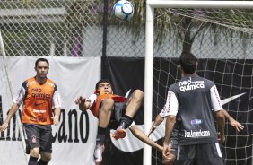 William Morais da uma bicicleta durante o treino do Corinthians realizado esta manh no CT Joaquim Grava, no Parque Ecolgico do Tiete. O prximo jogo da equipe ser amanh, domingo, dia 05/12, contra o Goias/GO, no estdio Serra Dourada, pela 38. a rodada do Campeonato Brasileiro de 2010