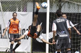 William Morais da uma bicicleta durante o treino do Corinthians realizado esta manh no CT Joaquim Grava, no Parque Ecolgico do Tiete. O prximo jogo da equipe ser amanh, domingo, dia 05/12, contra o Goias/GO, no estdio Serra Dourada, pela 38. a rodada do Campeonato Brasileiro de 2010
