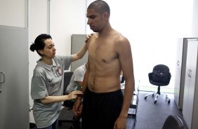 A nutricionusta Christine Neves e Wallace esta manhã durante a reapresentacao do time do Corinthians em 2011, no CT Joaquim Grava no Parque Ecológico do Tiete. O primeiro jogo da equipe no Campeonato Paulista 2011, será dia 16/01, contra a Portuguesa, no Pacaembu
