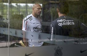 Edno e Chico, de costas, esta manh durante a reapresentacao do time do Corinthians em 2011, no CT Joaquim Grava no Parque Ecolgico do Tiete. O primeiro jogo da equipe no Campeonato Paulista 2011, ser dia 16/01, contra a Portuguesa, no Pacaembu