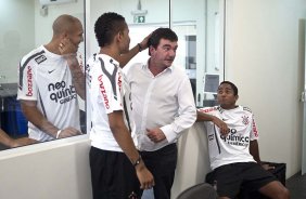 Edno;Dentinho; Andres Sanchez e Jorhe Henrique esta manh durante a reapresentacao do time do Corinthians em 2011, no CT Joaquim Grava no Parque Ecolgico do Tiete. O primeiro jogo da equipe no Campeonato Paulista 2011, ser dia 16/01, contra a Portuguesa, no Pacaembu