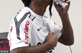 Imagem refletida no espelho de Jorge Henrique esta manhã durante a reapresentacao do time do Corinthians em 2011, no CT Joaquim Grava no Parque Ecológico do Tiete. O primeiro jogo da equipe no Campeonato Paulista 2011, será dia 16/01, contra a Portuguesa, no Pacaembu