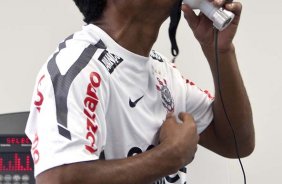 Imagem refletida no espelho de Jorge Henrique esta manh durante a reapresentacao do time do Corinthians em 2011, no CT Joaquim Grava no Parque Ecolgico do Tiete. O primeiro jogo da equipe no Campeonato Paulista 2011, ser dia 16/01, contra a Portuguesa, no Pacaembu