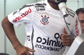 Imagen refletida no espelho de Jorge Henrique esta manh durante a reapresentacao do time do Corinthians em 2011, no CT Joaquim Grava no Parque Ecolgico do Tiete. O primeiro jogo da equipe no Campeonato Paulista 2011, ser dia 16/01, contra a Portuguesa, no Pacaembu