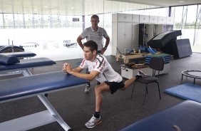 Marcelo Oliveira e o fisioterapeuta Paulo Vieira esta manhã durante a reapresentacao do time do Corinthians em 2011, no CT Joaquim Grava no Parque Ecológico do Tiete. O primeiro jogo da equipe no Campeonato Paulista 2011, será dia 16/01, contra a Portuguesa, no Pacaembu