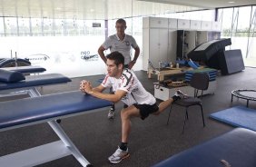 Marcelo Oliveira e o fisioterapeuta Paulo Vieira esta manh durante a reapresentacao do time do Corinthians em 2011, no CT Joaquim Grava no Parque Ecolgico do Tiete. O primeiro jogo da equipe no Campeonato Paulista 2011, ser dia 16/01, contra a Portuguesa, no Pacaembu