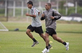 Moradei e Roberto Carlos durante treinamento hoje a tarde no CT Joaquim Grava no Parque Ecolgico do Tiete. O primeiro jogo da equipe no Campeonato Paulista 2011, ser dia 16/01, contra a Portuguesa, no Pacaembu