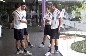 Moradei(e); Diego; Ewerton Ribeiro e Tautate esta manh durante a reapresentacao do time do Corinthians em 2011, no CT Joaquim Grava no Parque Ecolgico do Tiete. O primeiro jogo da equipe no Campeonato Paulista 2011, ser dia 16/01, contra a Portuguesa, no Pacaembu