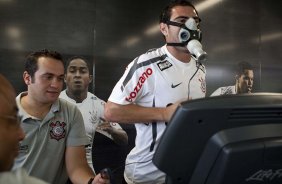 O fisiologista Guilherme Rodrigues e Bruno Cesar esta manh durante a reapresentacao do time do Corinthians em 2011, no CT Joaquim Grava no Parque Ecolgico do Tiete. O primeiro jogo da equipe no Campeonato Paulista 2011, ser dia 16/01, contra a Portuguesa, no Pacaembu