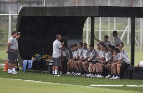 O preparador fsico Eduardo Ferreira conversa com os jogadores durante treinamento hoje a tarde no CT Joaquim Grava no Parque Ecolgico do Tiete. O primeiro jogo da equipe no Campeonato Paulista 2011, ser dia 16/01, contra a Portuguesa, no Pacaembu