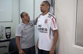 O preparador físico Shih Chien Chan Junior com Wallace esta manhã durante a reapresentacao do time do Corinthians em 2011, no CT Joaquim Grava no Parque Ecológico do Tiete. O primeiro jogo da equipe no Campeonato Paulista 2011, será dia 16/01, contra a Portuguesa, no Pacaembu