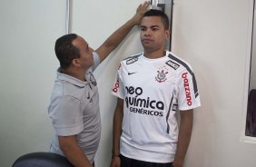 O preparador físico Shih Chien Chan Junior e Dentinho esta manhã durante a reapresentacao do time do Corinthians em 2011, no CT Joaquim Grava no Parque Ecológico do Tiete. O primeiro jogo da equipe no Campeonato Paulista 2011, será dia 16/01, contra a Portuguesa, no Pacaembu