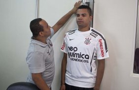 O preparador fsico Shih Chien Chan Junior e Dentinho esta manh durante a reapresentacao do time do Corinthians em 2011, no CT Joaquim Grava no Parque Ecolgico do Tiete. O primeiro jogo da equipe no Campeonato Paulista 2011, ser dia 16/01, contra a Portuguesa, no Pacaembu