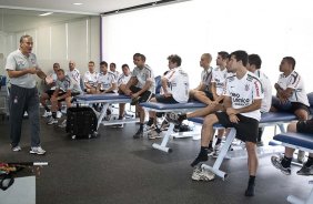 O técnico Tite com os jogadores esta manhã durante a reapresentacao do time do Corinthians em 2011, no CT Joaquim Grava no Parque Ecológico do Tiete. O primeiro jogo da equipe no Campeonato Paulista 2011, será dia 16/01, contra a Portuguesa, no Pacaembu