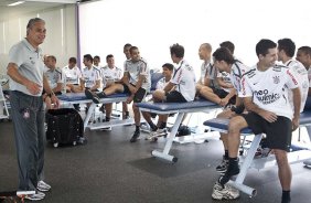 O técnico Tite conversa com os jogadores esta manhã durante a reapresentacao do time do Corinthians em 2011, no CT Joaquim Grava no Parque Ecológico do Tiete. O primeiro jogo da equipe no Campeonato Paulista 2011, será dia 16/01, contra a Portuguesa, no Pacaembu