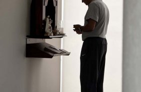 O técnico Tite rezando esta manhã durante a reapresentacao do time do Corinthians em 2011, no CT Joaquim Grava no Parque Ecológico do Tiete. O primeiro jogo da equipe no Campeonato Paulista 2011, será dia 16/01, contra a Portuguesa, no Pacaembu