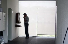 O técnico Tite rezando esta manhã durante a reapresentacao do time do Corinthians em 2011, no CT Joaquim Grava no Parque Ecológico do Tiete. O primeiro jogo da equipe no Campeonato Paulista 2011, será dia 16/01, contra a Portuguesa, no Pacaembu