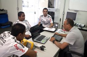 Paulinho; Jorge Henrique Bruno Cesar e o preparador fsico Eduardo Silva esta manh durante a reapresentacao do time do Corinthians em 2011, no CT Joaquim Grava no Parque Ecolgico do Tiete. O primeiro jogo da equipe no Campeonato Paulista 2011, ser dia 16/01, contra a Portuguesa, no Pacaembu