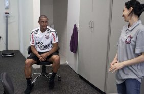 Roberto Carlos brinca com a nutricionista Christine Neves esta manh durante a reapresentacao do time do Corinthians em 2011, no CT Joaquim Grava no Parque Ecolgico do Tiete. O primeiro jogo da equipe no Campeonato Paulista 2011, ser dia 16/01, contra a Portuguesa, no Pacaembu