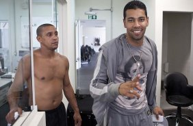 Roberto Carlos e André Santos que visitou o CT, esta manhã durante a reapresentacao do time do Corinthians em 2011, no CT Joaquim Grava no Parque Ecológico do Tiete. O primeiro jogo da equipe no Campeonato Paulista 2011, será dia 16/01, contra a Portuguesa, no Pacaembu