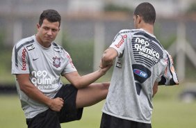 Taubate e Andr Vinicius, de costas, durante treinamento hoje a tarde no CT Joaquim Grava no Parque Ecolgico do Tiete. O primeiro jogo da equipe no Campeonato Paulista 2011, ser dia 16/01, contra a Portuguesa, no Pacaembu