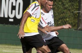 Claudir e Leandro Castn durante o treino de hoje a tarde no Spa Sport Resort na cidade de Itu, interior de So Paulo. O primeiro jogo da equipe ser dia 16/01, contra a Portuguesa, no Pacaembu, vlida pela 1 rodada do Campeonato Paulista de 2011