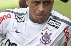 Roberto Carlos durante o treino de hoje a tarde no Spa Sport Resort na cidade de Itu, interior de So Paulo. O primeiro jogo da equipe ser dia 16/01, contra a Portuguesa, no Pacaembu, vlida pela 1 rodada do Campeonato Paulista de 2011