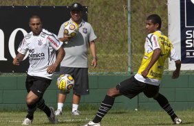 Roberto Carlos e Cris durante o treino de hoje a tarde no Spa Sport Resort na cidade de Itu, interior de So Paulo. O primeiro jogo da equipe ser dia 16/01, contra a Portuguesa, no Pacaembu, vlida pela 1 rodada do Campeonato Paulista de 2011