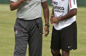 Tite conversa com Jucilei durante o treino de hoje a tarde no Spa Sport Resort na cidade de Itu, interior de So Paulo. O primeiro jogo da equipe ser dia 16/01, contra a Portuguesa, no Pacaembu, vlida pela 1 rodada do Campeonato Paulista de 2011