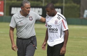 Tite conversa com Jucilei durante o treino de hoje a tarde no Spa Sport Resort na cidade de Itu, interior de So Paulo. O primeiro jogo da equipe ser dia 16/01, contra a Portuguesa, no Pacaembu, vlida pela 1 rodada do Campeonato Paulista de 2011