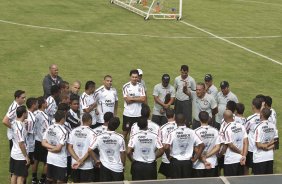 Tite reune os jogadores durante o treino de hoje a tarde no Spa Sport Resort na cidade de Itu, interior de So Paulo. O primeiro jogo da equipe ser dia 16/01, contra a Portuguesa, no Pacaembu, vlida pela 1 rodada do Campeonato Paulista de 2011