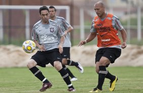 Chico e Edno durante o treino de hoje a tarde no CT Joaquim Grava, no Parque Ecolgico do Tiete. O primeiro jogo da equipe ser dia 16/01, contra a Portuguesa, no Pacaembu, vlida pela 1 rodada do Campeonato Paulista de 2011