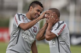 Dentinho e Roberto Carlos durante o treino de hoje a tarde no CT Joaquim Grava, no Parque Ecolgico do Tiete. O primeiro jogo da equipe ser dia 16/01, contra a Portuguesa, no Pacaembu, vlida pela 1 rodada do Campeonato Paulista de 2011