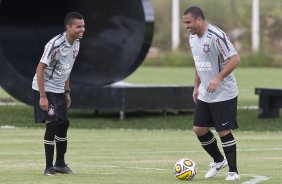 Dentinho e Ronaldo durante o treino de hoje a tarde no CT Joaquim Grava, no Parque Ecolgico do Tiete. O primeiro jogo da equipe ser dia 16/01, contra a Portuguesa, no Pacaembu, vlida pela 1 rodada do Campeonato Paulista de 2011