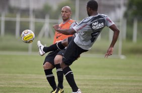 Edno e Jucilei durante o treino de hoje a tarde no CT Joaquim Grava, no Parque Ecolgico do Tiete. O primeiro jogo da equipe ser dia 16/01, contra a Portuguesa, no Pacaembu, vlida pela 1 rodada do Campeonato Paulista de 2011