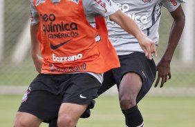 Everton Ribeiro e Moacir durante o treino de hoje a tarde no CT Joaquim Grava, no Parque Ecolgico do Tiete. O primeiro jogo da equipe ser dia 16/01, contra a Portuguesa, no Pacaembu, vlida pela 1 rodada do Campeonato Paulista de 2011