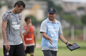 Leandro Castn e o auxiliar de Tite, Cleber Xavier durante o treino de hoje a tarde no CT Joaquim Grava, no Parque Ecolgico do Tiete. O primeiro jogo da equipe ser dia 16/01, contra a Portuguesa, no Pacaembu, vlida pela 1 rodada do Campeonato Paulista de 2011