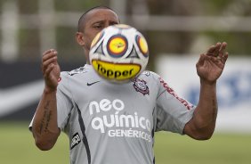 Roberto Carlos durante o treino de hoje a tarde no CT Joaquim Grava, no Parque Ecolgico do Tiete. O primeiro jogo da equipe ser dia 16/01, contra a Portuguesa, no Pacaembu, vlida pela 1 rodada do Campeonato Paulista de 2011