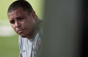 Ronaldo durante o treino de hoje a tarde no CT Joaquim Grava, no Parque Ecolgico do Tiete. O primeiro jogo da equipe ser dia 16/01, contra a Portuguesa, no Pacaembu, vlida pela 1 rodada do Campeonato Paulista de 2011