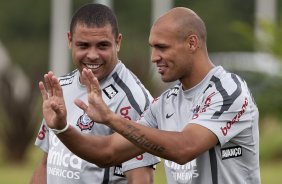 Ronaldo e Edno durante o treino de hoje a tarde no CT Joaquim Grava, no Parque Ecolgico do Tiete. O primeiro jogo da equipe ser dia 16/01, contra a Portuguesa, no Pacaembu, vlida pela 1 rodada do Campeonato Paulista de 2011