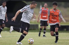 Ronaldo e Vitinho durante o treino de hoje a tarde no CT Joaquim Grava, no Parque Ecolgico do Tiete. O primeiro jogo da equipe ser dia 16/01, contra a Portuguesa, no Pacaembu, vlida pela 1 rodada do Campeonato Paulista de 2011