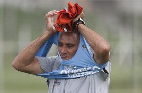 Tite durante o treino de hoje a tarde no CT Joaquim Grava, no Parque Ecolgico do Tiete. O primeiro jogo da equipe ser dia 16/01, contra a Portuguesa, no Pacaembu, vlida pela 1 rodada do Campeonato Paulista de 2011