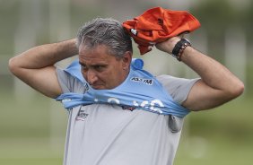 Tite durante o treino de hoje a tarde no CT Joaquim Grava, no Parque Ecolgico do Tiete. O primeiro jogo da equipe ser dia 16/01, contra a Portuguesa, no Pacaembu, vlida pela 1 rodada do Campeonato Paulista de 2011