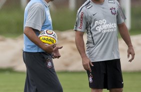 Tite e Ronaldo durante o treino de hoje a tarde no CT Joaquim Grava, no Parque Ecolgico do Tiete. O primeiro jogo da equipe ser dia 16/01, contra a Portuguesa, no Pacaembu, vlida pela 1 rodada do Campeonato Paulista de 2011