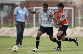 Tite; Paulinho e Vitinho durante o treino de hoje a tarde no CT Joaquim Grava, no Parque Ecolgico do Tiete. O primeiro jogo da equipe ser dia 16/01, contra a Portuguesa, no Pacaembu, vlida pela 1 rodada do Campeonato Paulista de 2011