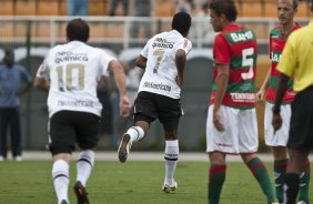 Paulinho(7) comemora seu gol durante a partida entre Corinthians x Portuguesa, válida pela 1ª rodada do Campeonato Paulista de 2011, realizada esta tarde no estádio do Pacaembu, São Paulo/Brasil